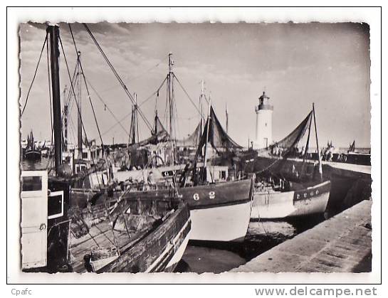 Carte 1950 GUILVINEC / Chalutiers Dans Le Port / Bigoudens Sur Le Port - Guilvinec