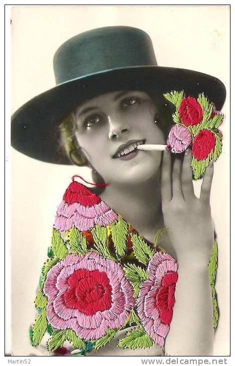 Señorita Y Cigarillo Con Flores Textiles Multicolorado Pegar Adicionar (años 1920s) Ungelaufen - Non Circulé - Otros & Sin Clasificación