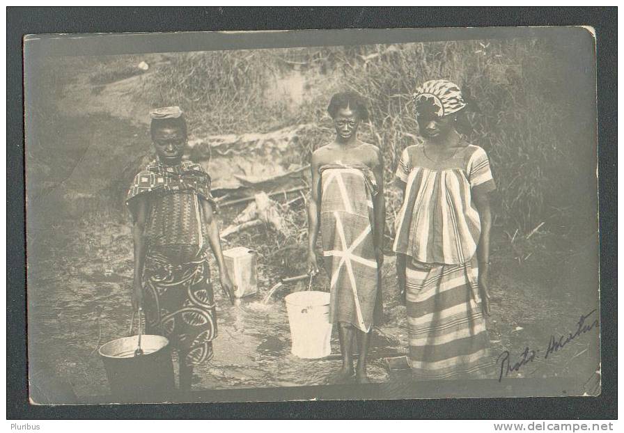 RARE!! ORIGINAL PHOTO POSTCARD CONGO LEOPOLDVILLE WOMEN ON SPRING, 1925, Signed Akatus. - Kinshasa - Léopoldville