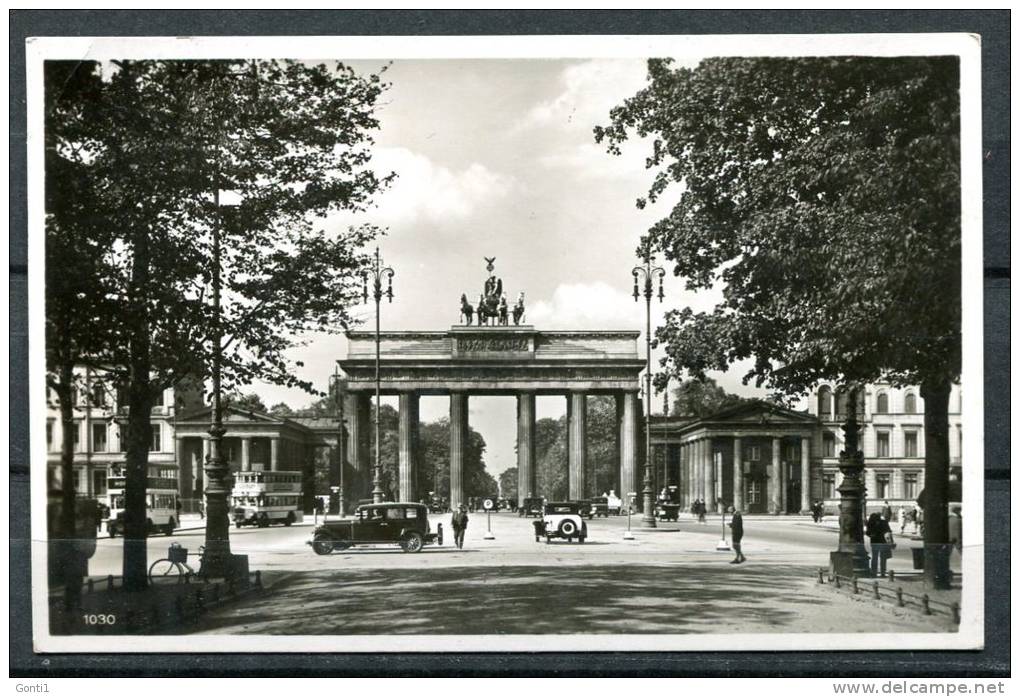 S/w AK German Empires ,DR Berlin Mitte 1935 "Brandenburger Tor Mit Old Cars,Brandenburger Gate   "1 AK, Used,benutzt - Porte De Brandebourg