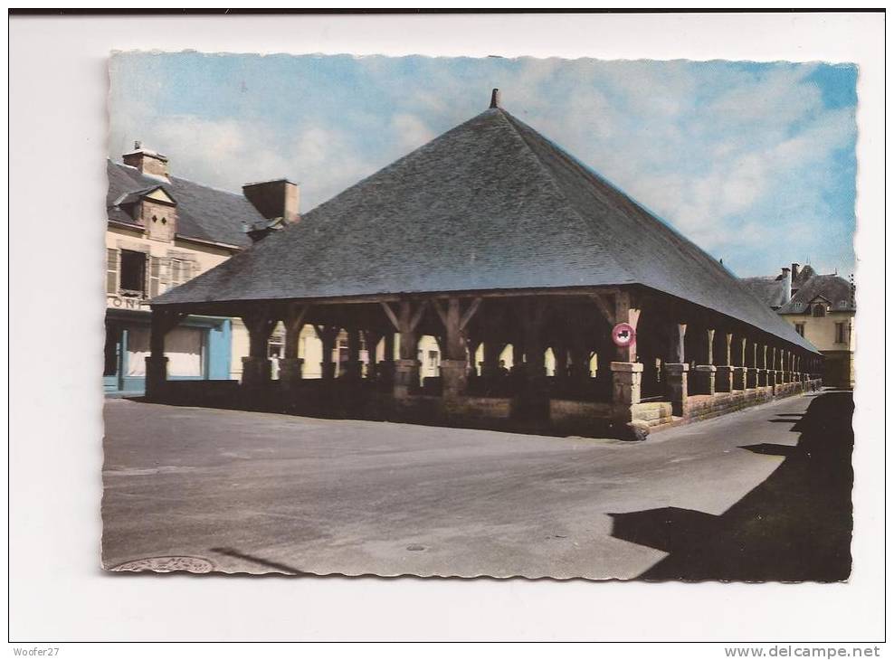 CPSM  QUESTEMBERT  Les Halles - Questembert