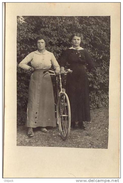 Carte-Photo 2 Femmes Avec Vélo - Donne