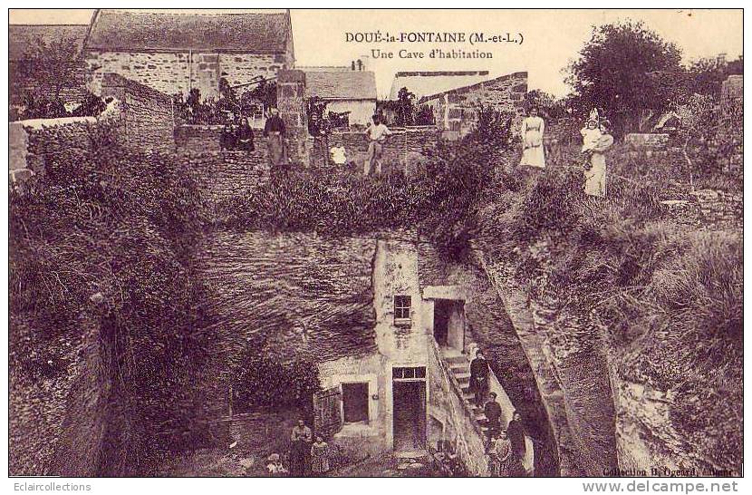 Doué La Fontaine     49         Maison Troglodyte  (voir Scan) - Doue La Fontaine