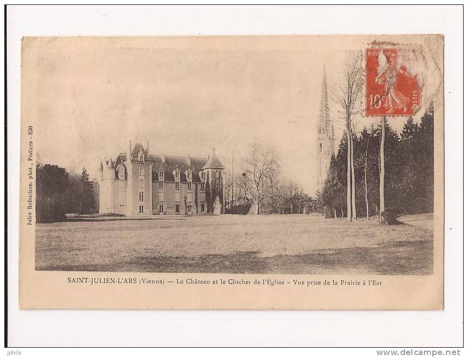 ( 86 )  SAINT JULIEN L'ARS   Le Chateau Et Le Clocher De L'église  Vue Prise De La Prairie à L'Est - Saint Julien L'Ars