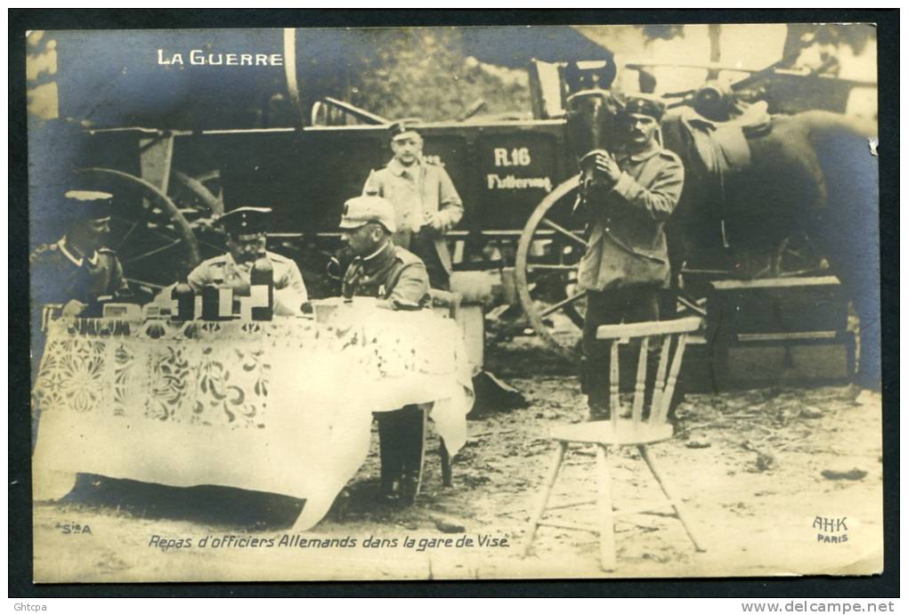 CPA. Carte / Photo.    LA GUERRE. Repas D'officiers Allemands Dans La Gare De Vise. - Guerre 1914-18