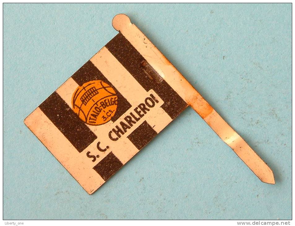 S.C. CHARLEROI Formaat 23 X 37 Mm ( Metalen Vlag / Drapeau On Métal / Op Bal Italo-Belge 3Ct. - Zie Details Op Foto ) - Autres & Non Classés