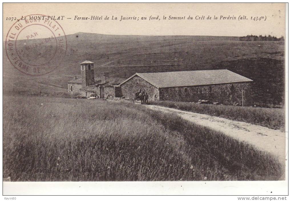 42 MONT PILAT Ferme-Hôtel De La Jasserie Au Fond Le Sommet Du Crêt De La Perdrix (alt 1434 M) - Mont Pilat