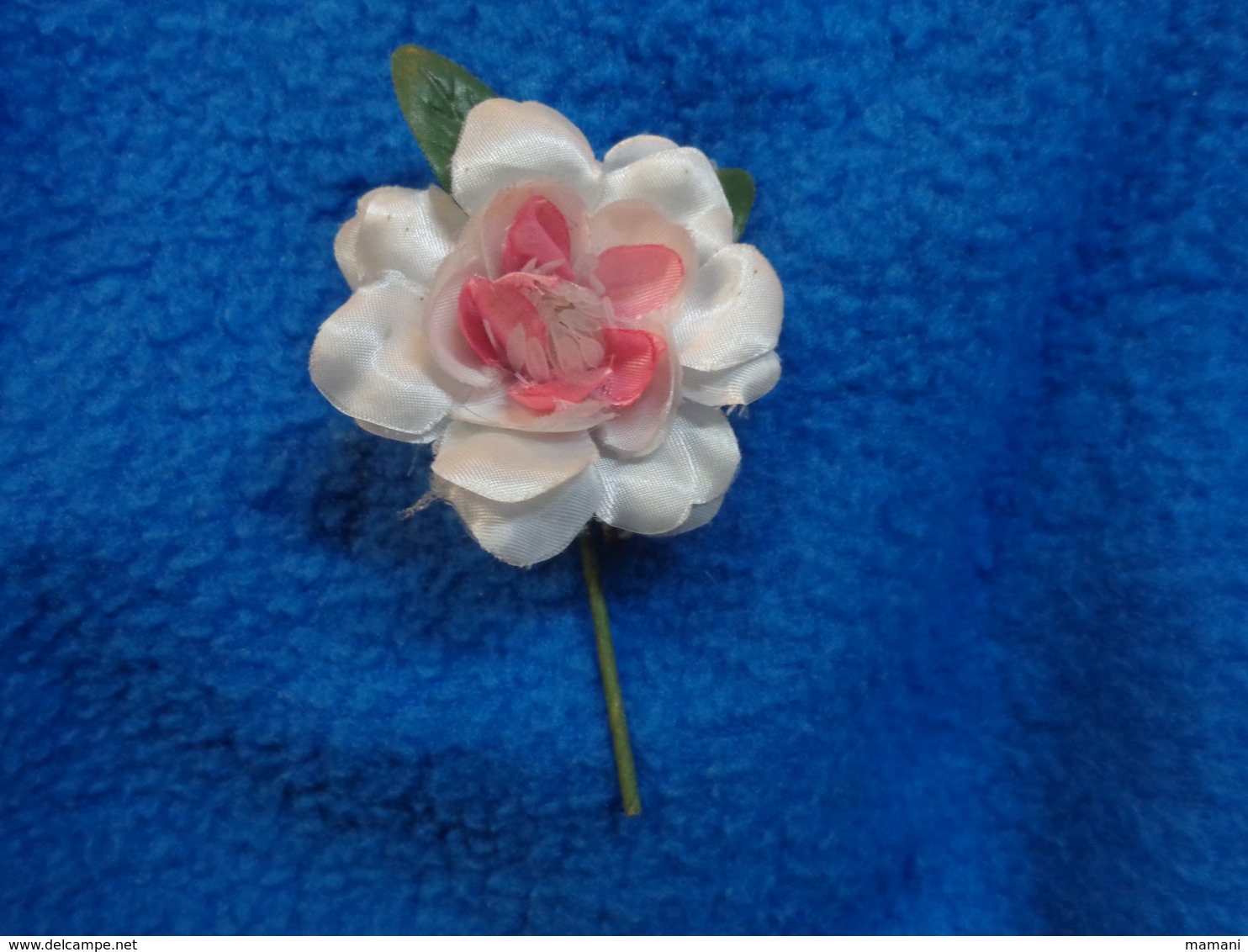 Epingle Avec Fleurs (oeillet  Camelia Et Rose)  Pour Decor De Veste - Other & Unclassified