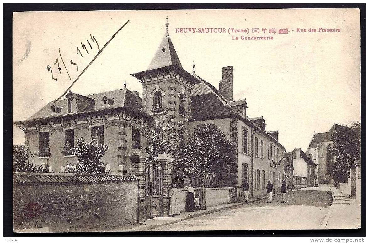 CPA  ANCIENNE- FRANCE- NEUVY-SAUTOUR (89)- LA GENDARMERIE EN GROS PLAN- RUE DES PRESSOIRS- ANIMATION- GENDARMES - Neuvy Sautour