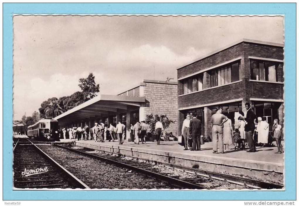 ORLEANSVILLE - La Nouvelle Gare Et Les Quais Très Animés - CPSM Des Années 50 - Chlef (Orléansville)