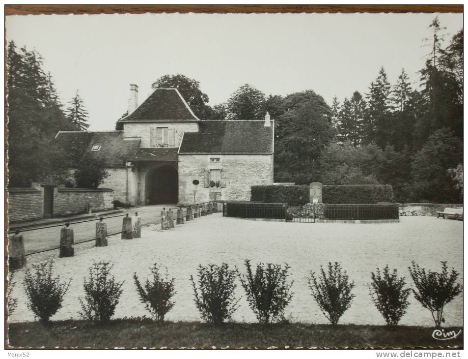 52 - CHATEAUVILLAIN - Entrée Du Parc Et Stèle Des Fusillés. (CPSM) - Chateauvillain