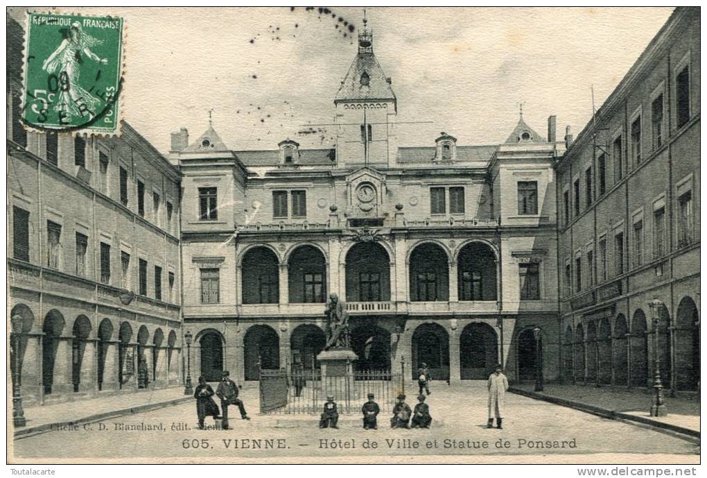 CPA 38 VIENNE HOTEL DE VILLE ET STATUE DE PONSARD 1909 - Vienne