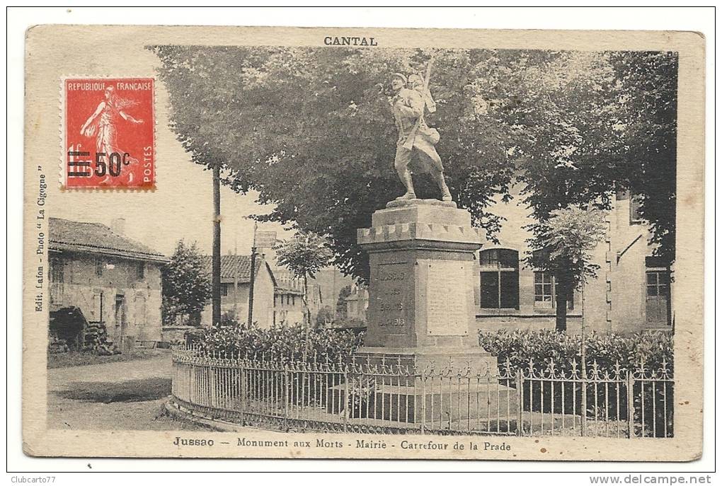 Jussac (15) : Le Monument Aux Morts Et La Rue Adjacente En Perspective Au Carrefour De La Prades En 1930. - Jussac