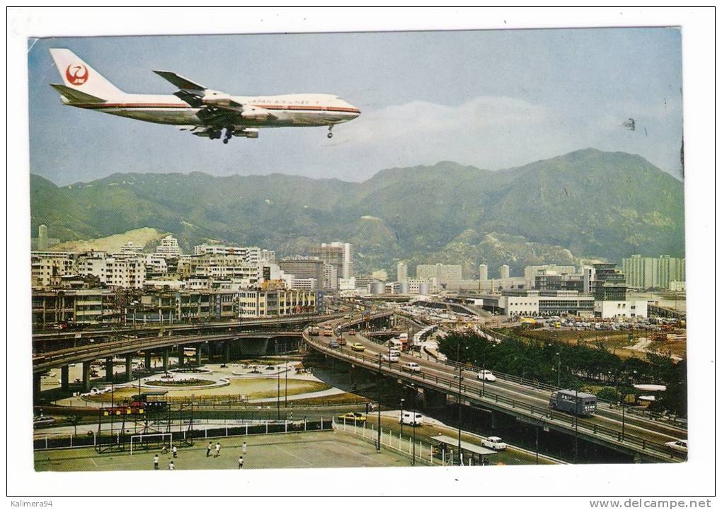 CHINE  /  HONG-KONG  /  TSOIHUNG  ROAD  AND  CIVIL  AVIATION  BUILDING  WITH  BUSY  TRAFFIC  ( Avion JAPAN AIRLINES ) - Cina (Hong Kong)