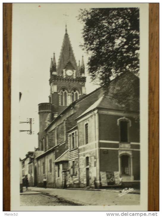 65 - VIC En BIGORRE - L´ Eglise (Rue Animée - Affiches...). CPSM - Vic Sur Bigorre
