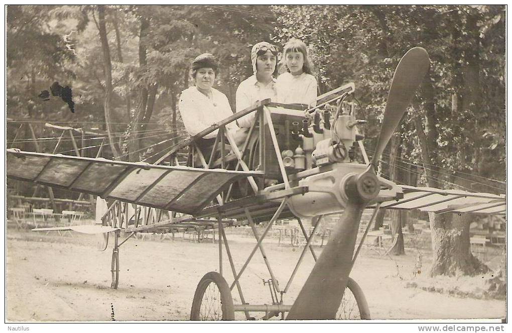 CARTE PHOTO - AVION DEXPOSITION AVEC TROIS PERSONNAGES - - 1914-1918: 1st War