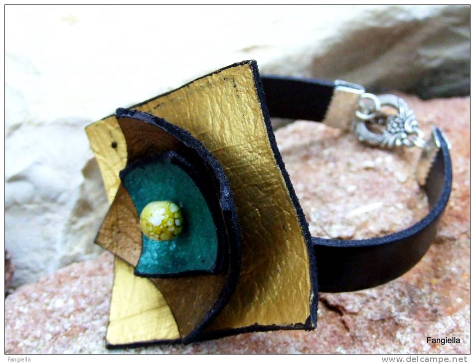 Bracelet Artisanal En Cuir Noir Fleur Doré Brun Vert  La Fleur Mesure Environ 40x40mm.  Pour Un Poignet De 15,5cms Maxim - Armbänder