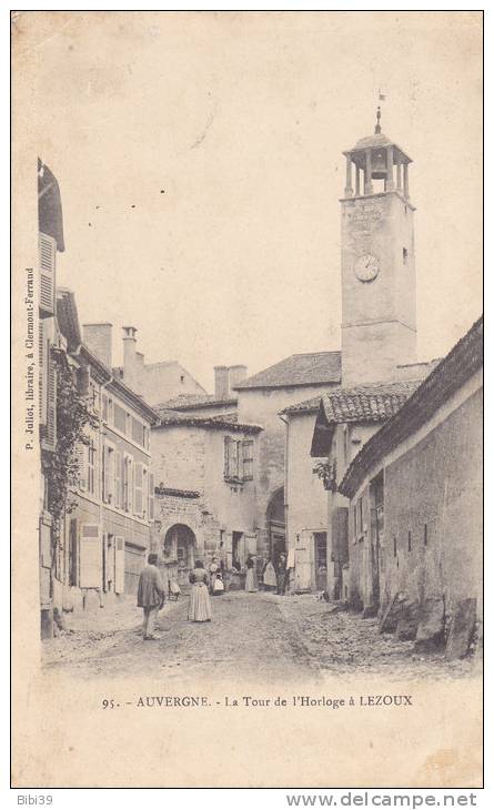 LEZOUX.  _  La Tour De L'Horloge.  Bien Animée. Hommes Et Femmes Discutent Dans La Rue. Le Boucher Est Sorti De Son écho - Lezoux