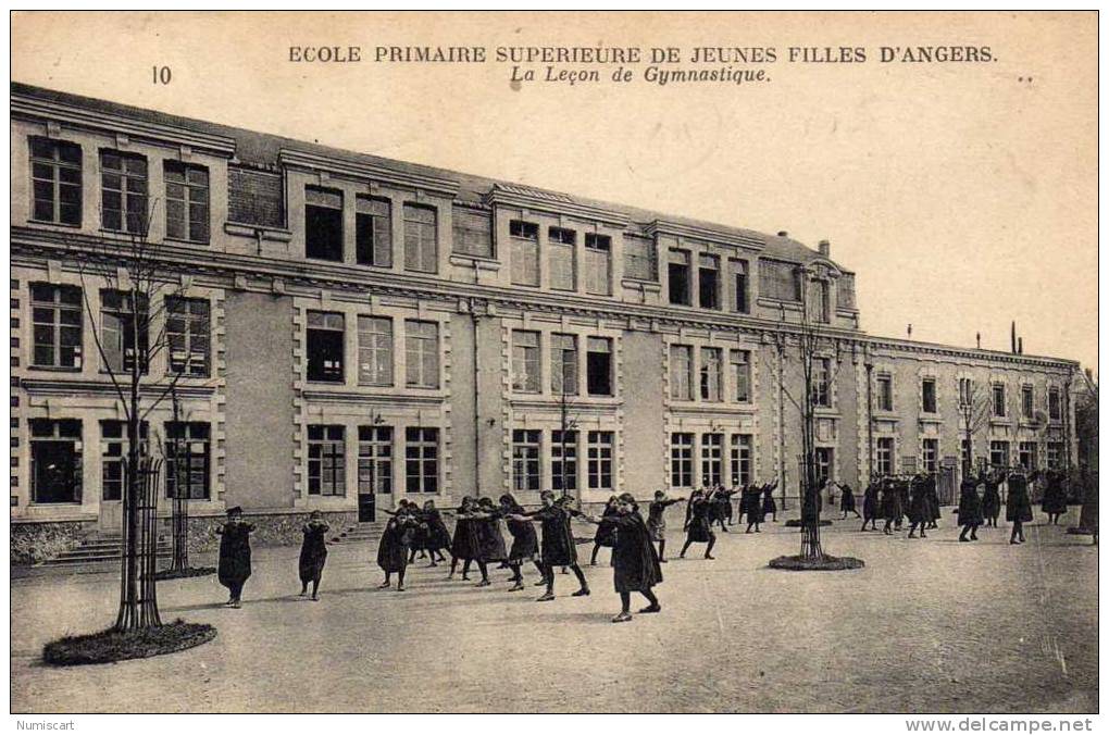 Angers....animée....école Primaire Supérieure De Jeunes Filles La Leçon De Gymnastique - Angers