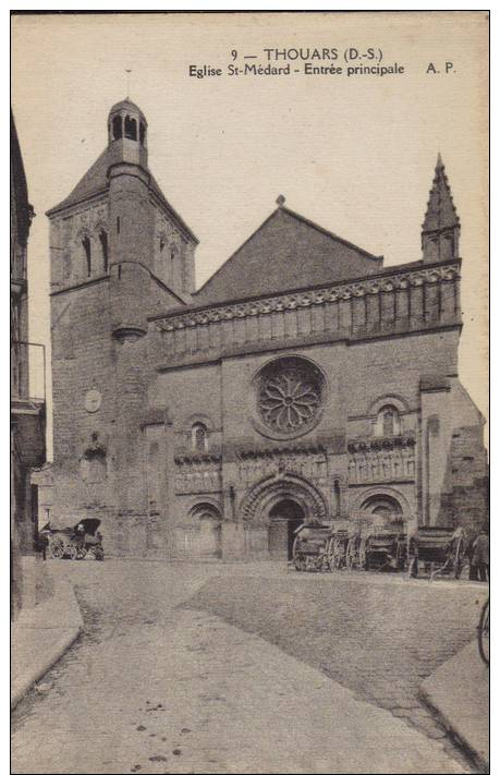 THOUARS -  EGLISE SAINT-MEDARD  -  VOITURES A L'ENTREE PRINCIPALE  -  A. P. - Thouars