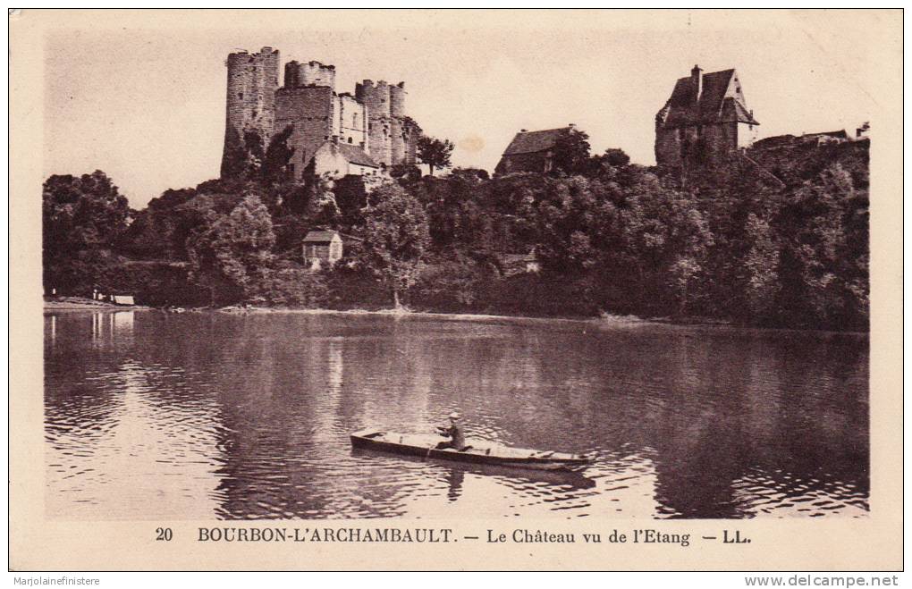 Dép. 03 - Bourbon L'Archambault. - Le Château Vu De L'Etang. Animée, Barque. LL N° 20 - Bourbon L'Archambault