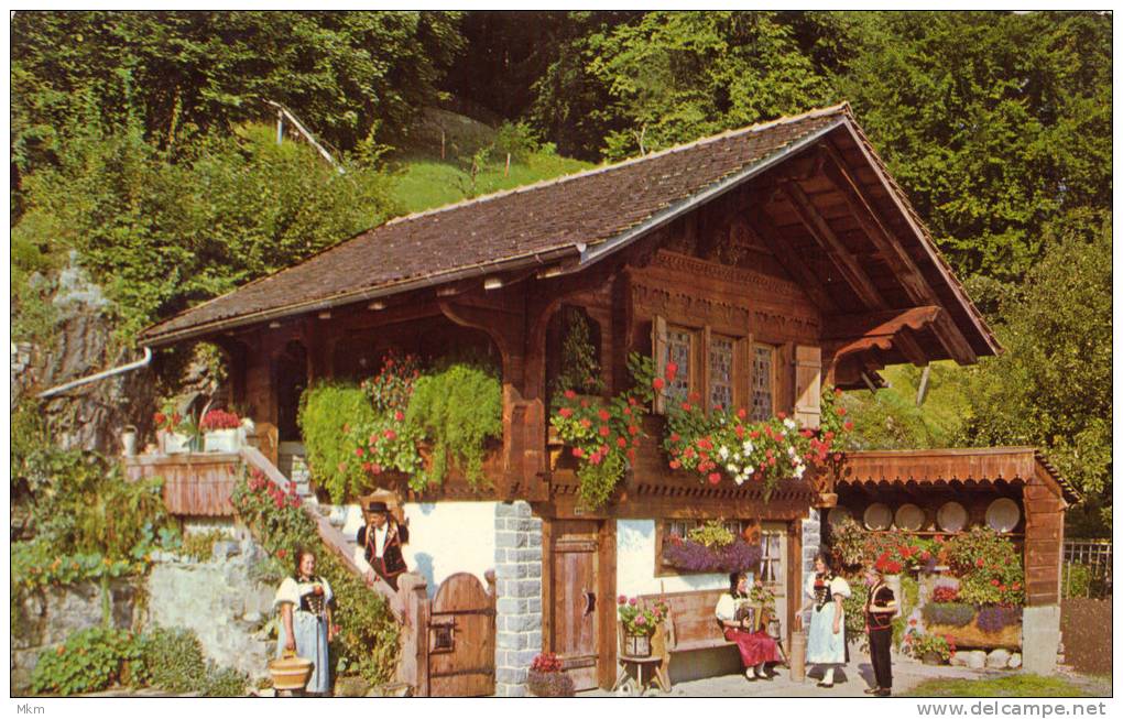 Alter Speicher Im Berner Oberland Mit Trachtengruppe - Speicher