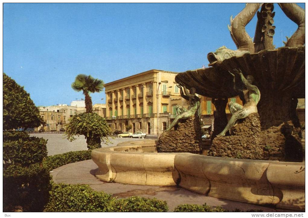 GIOVINAZZO PIAZZA VITTORIO EMANUELE      BARI  PUGLIA  VIAGGIATA   COME DA FOTO - Bari