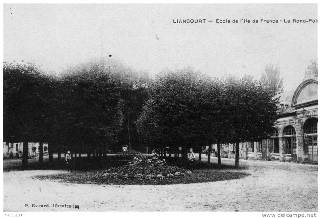 Liancourt: Ecole De L'Ile De France. Le Rond Point. Cpa En Bon état - Liancourt