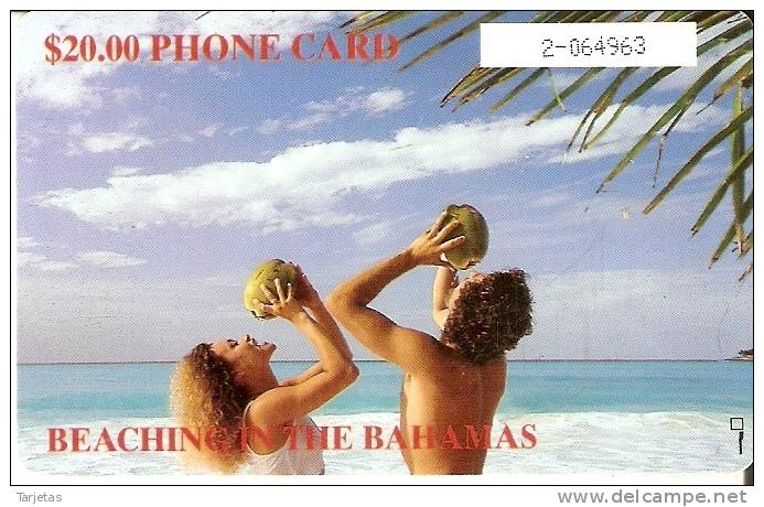 TARJETA DE BAHAMAS DE $20 DE UNOS TURISTAS CON COCOS - Bahamas