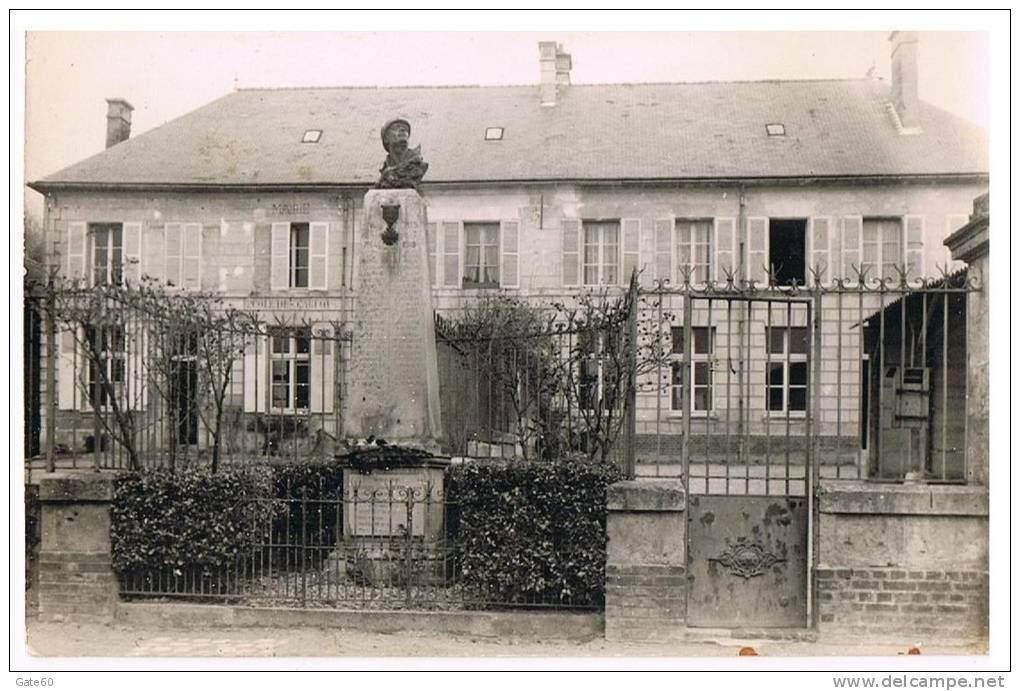 Carte Photo  Berneuil-sur-Aisne (60) Le Monument Aux Morts , La Mairie , L'école - Attichy