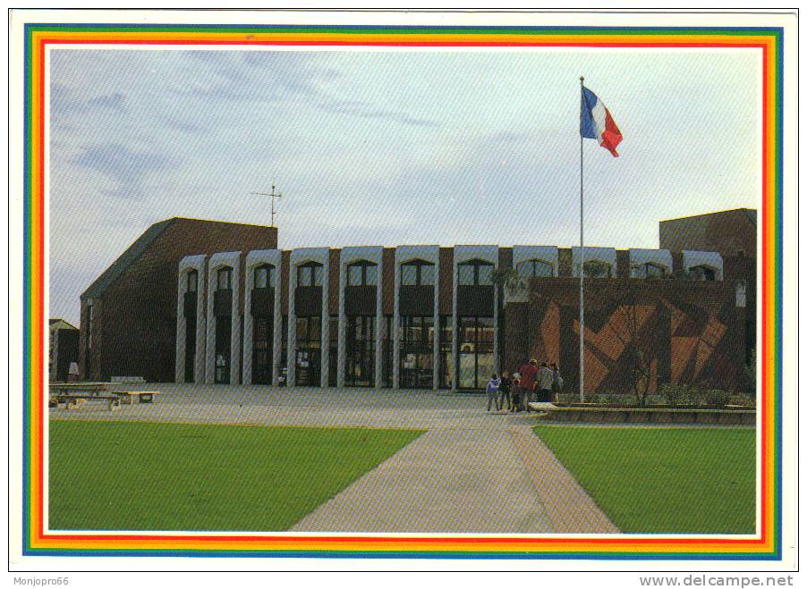 CPM De Montigny Le Bretonneux   L Hôtel De Ville - Montigny Le Bretonneux