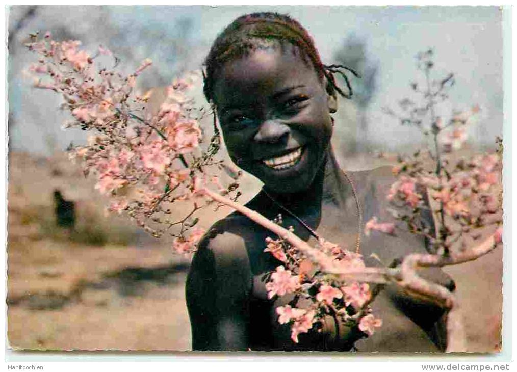 AFRIQUE NOIRE JEUNE FILLE AUX FLEURS SEINS NUS - Non Classés