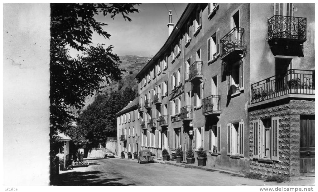 La  Grave   05    Hotel Des Alpes ( T J ) Rue  Animée Et  Voitures Renault ( Renault Et Fregate ) - Other & Unclassified