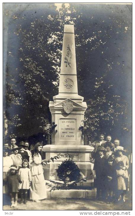 CPA (86)     LA TRIMOUILLE  Monument Aux Morts (carte Photo)  Leger Defaut Coin Haut Droit° - La Trimouille