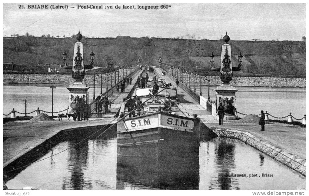 BRIARE...PONT-CANAL (VU DE FACE) AVEC PENICHE S.I.M. GROS PLAN...CPA ANIMEE - Hausboote