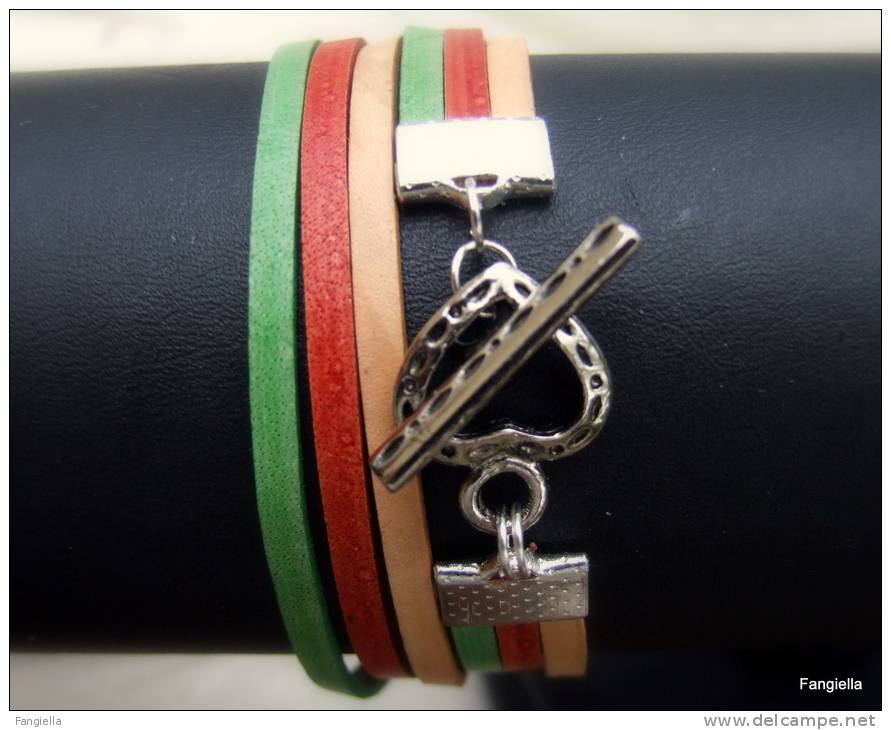Bracelet Artisanal En Cuir Rouge Vert Crème 2 Tours Pour Un Poignet De 16 à 17cms Maximum. - Bracciali
