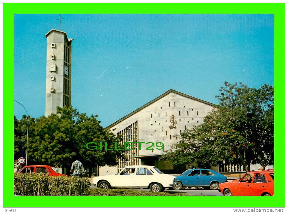 BOUAKE, CÔTE D'IVOIRE - LA CATHÉDRALE - ANIMÉE DE VOITURES - PHOTO J.C. NOURAULT - - Côte-d'Ivoire