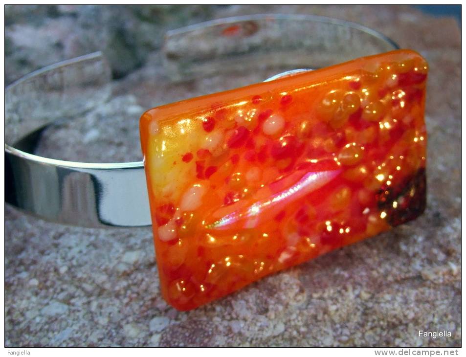 Bracelet Orange Rouge Plaque De Verre Artisanal - Fusing - Verre Dichroic Support Plaqué Argent  Réalisé Par Un Artiste - Armbänder