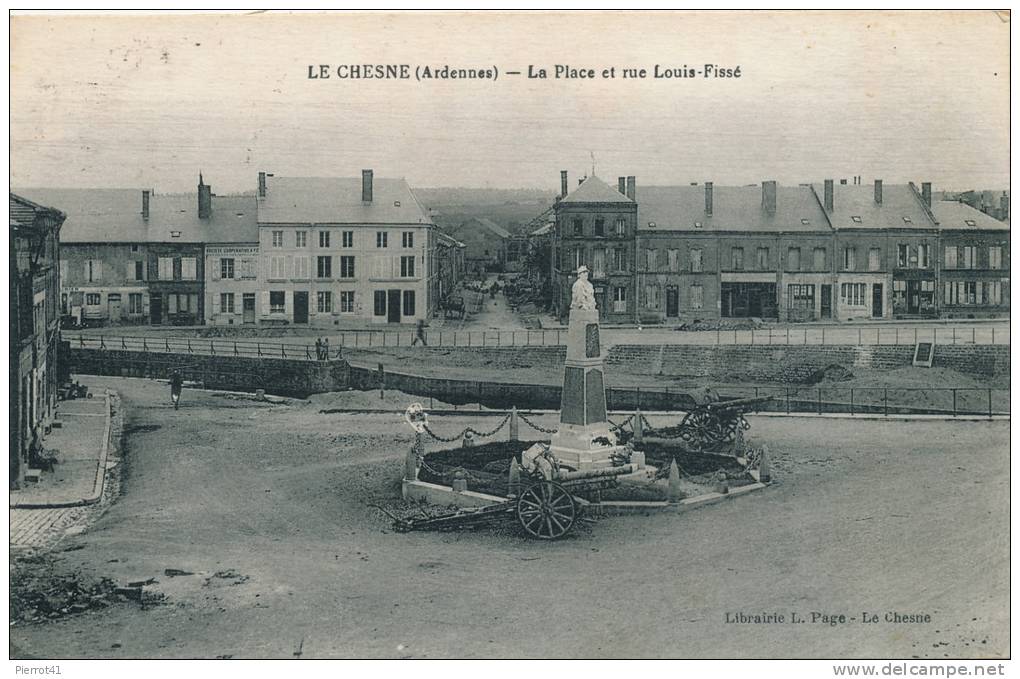 LE CHESNE - La Place Et Rue Louis Fissé (Monument Aux Morts) - Le Chesne