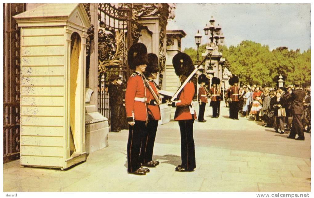 20983    Regno-Unito,    London,  Changing  The  Guard  At  Buckingham  Palace,  NV - Buckingham Palace