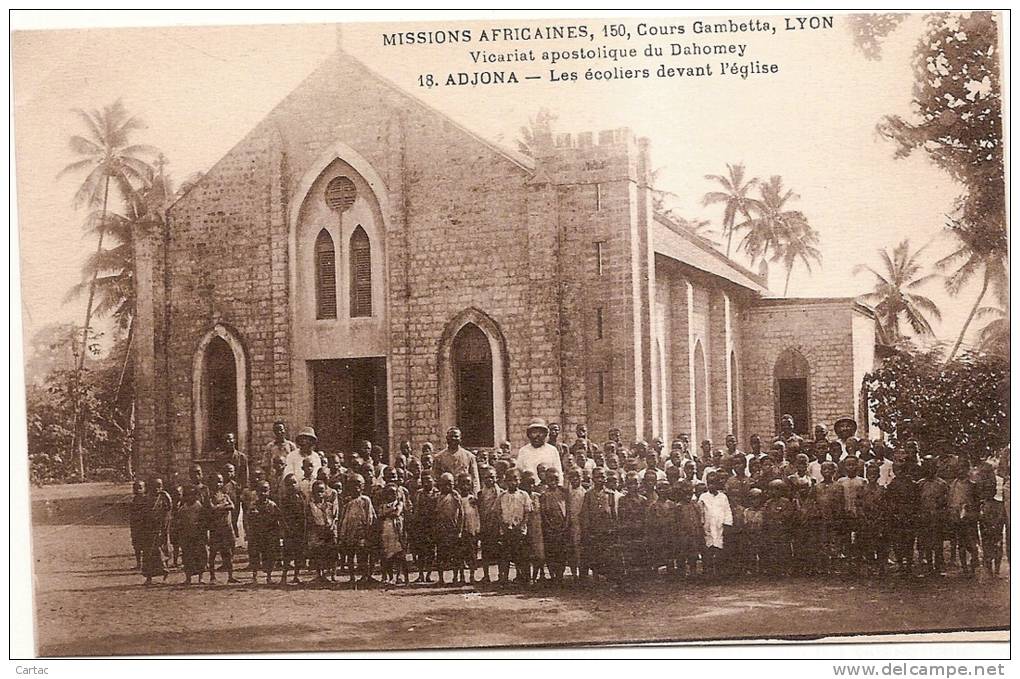 DAHOMEY - MISSIONS AFRICAINES - VICARIAT APOSTOLIQUE DU DAHOMEY - ADJONA - LES ECOLIERS DEVANT L'EGLISE - Dahomey