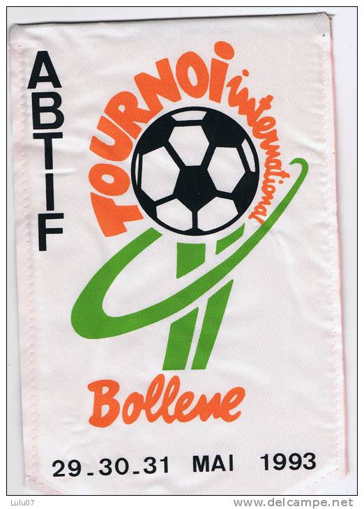 Football  écuson _grand Fanion  Plastifié .16 Cm X 27cm    BOLLENE  1993 - Habillement, Souvenirs & Autres