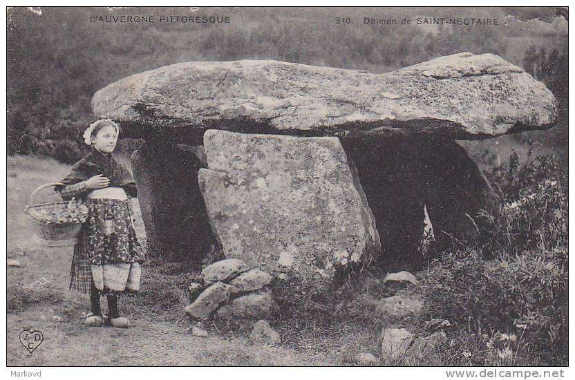 00381 Dolmen Menhris L`AUVERGNE PITTRESQUE Dolmen De Saint Nectaire - Dolmen & Menhire