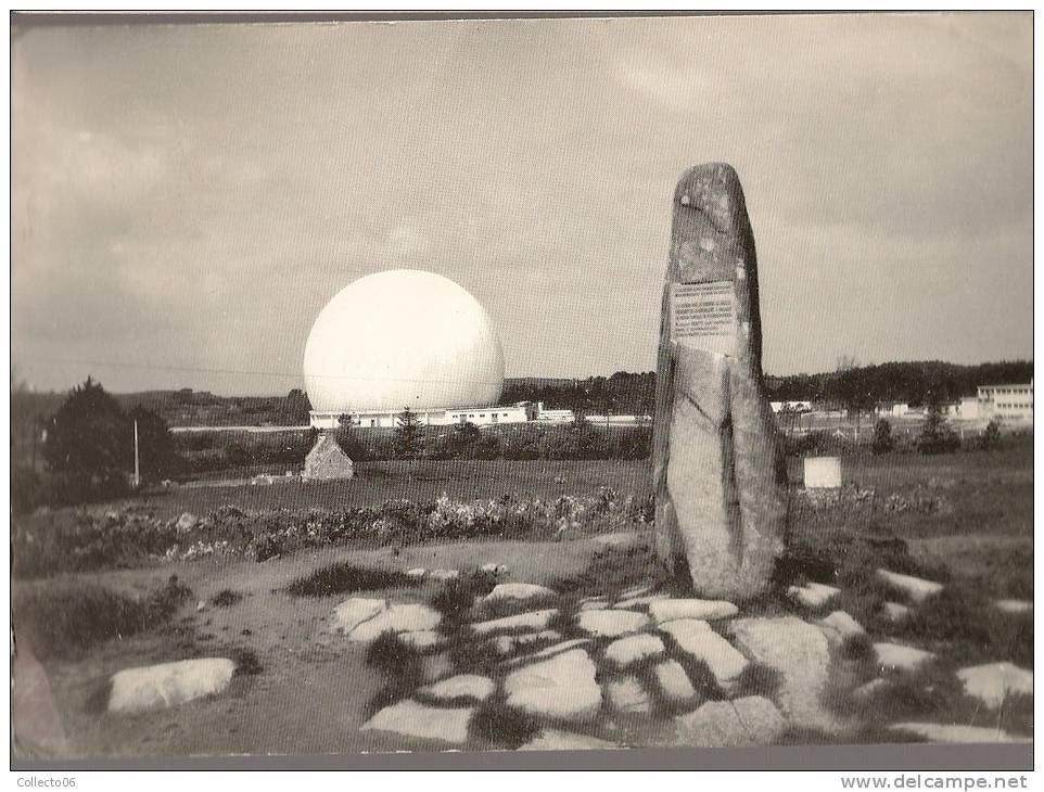 Carte Postale Menhir Et Radome Station Spaciale Pleumeur Bodou 1966 - Dolmen & Menhirs