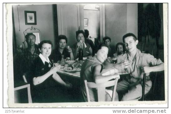 Photo 11 X 7 Cm  D'un Militaire  Autour D'un Repas De Famille Vers 1950 - Personajes