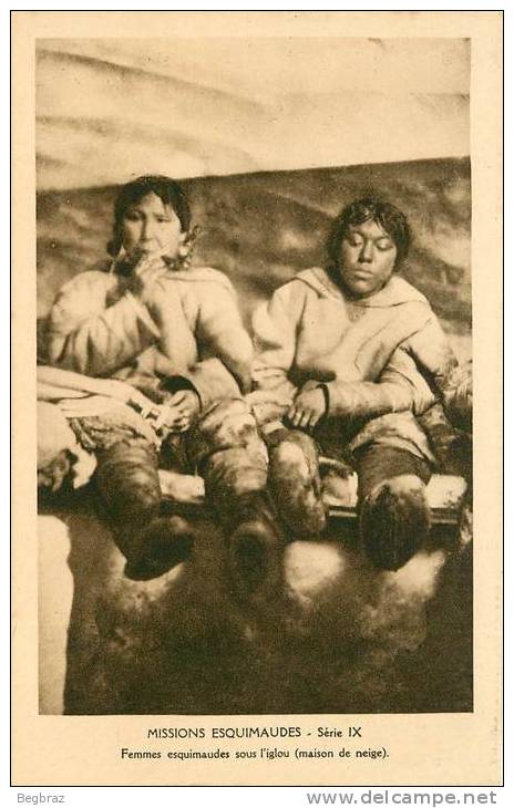 MISIONS ESQUIMAUDES        FEMMES ESQUIMAUDES SOUS L IGLOU - Greenland