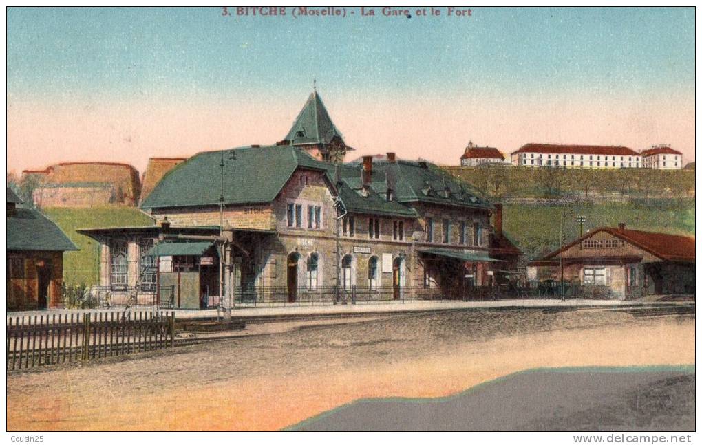 57 BITCHE - La Gare Et Le Fort - Bitche