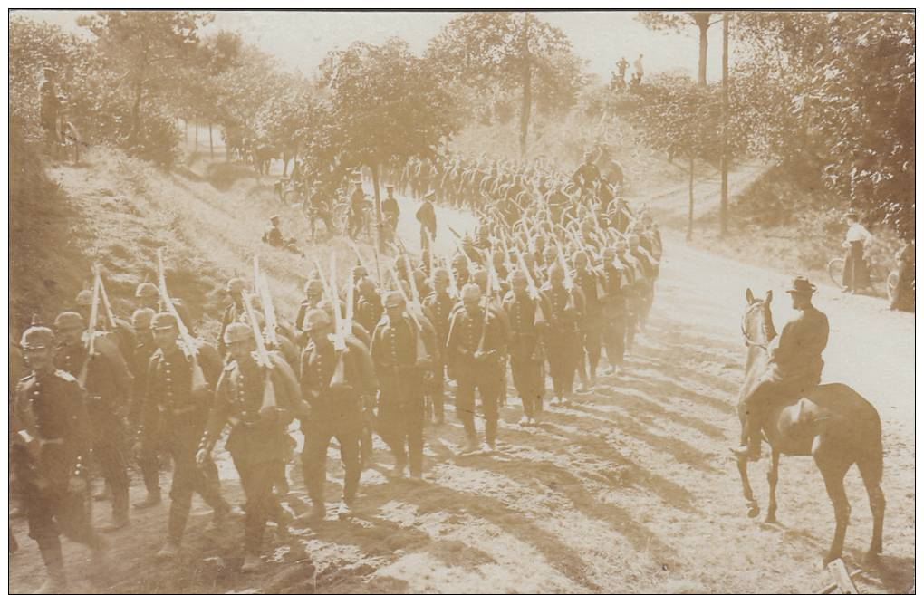 SOLDATS ALLEMANDS AVEC CASQUES A POINTE-MARSCH NACH LOLA-RJR N°31-CARTE PHOTO - Barracks