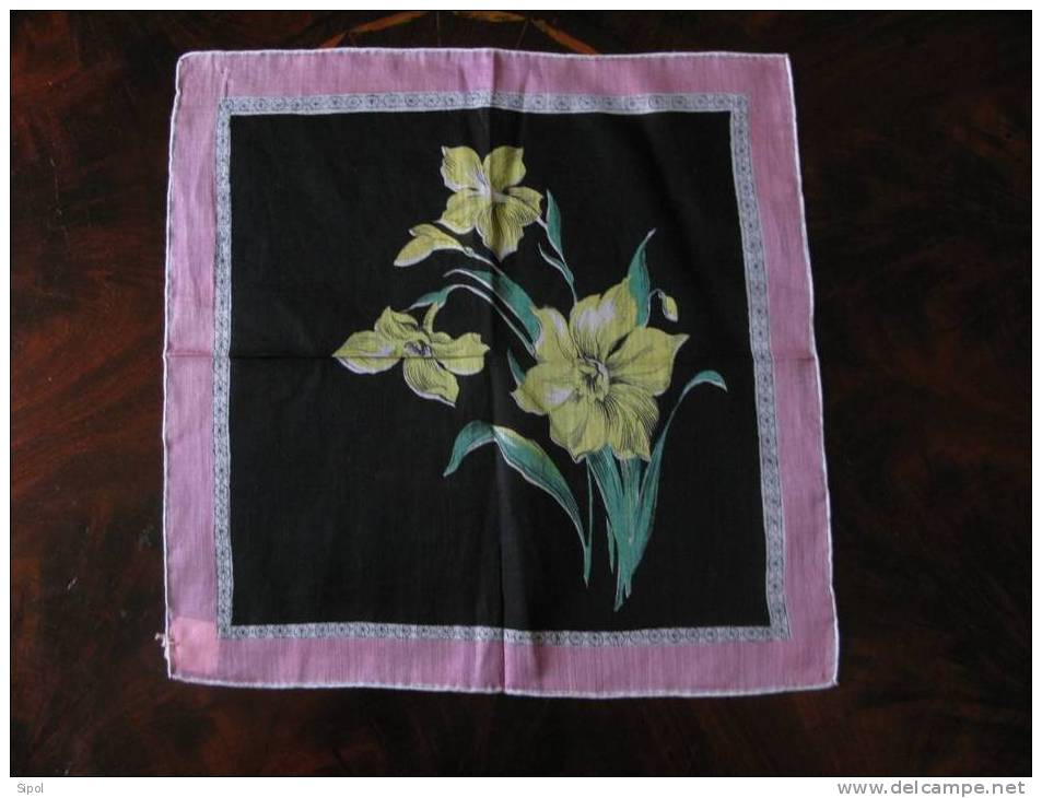 Pochette -mouchoir Des Années 1950 En Voile De Coton Représentant Des Narcisses Jaunes Sur Fond Noir - Pañuelos