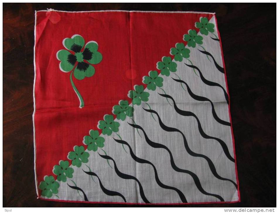 Pochette -mouchoir Des Années 1950 En Voile De Coton Représentant Des Trèfles Verts Et Rubans Noirs Sur Fond Rouge & Bla - Handkerchiefs
